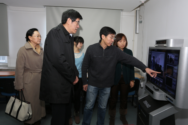 图为中国残联鲁勇理事长观看系统演示现场
