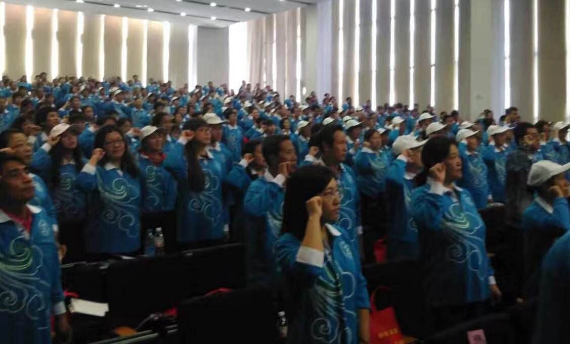 图为志愿者宣誓