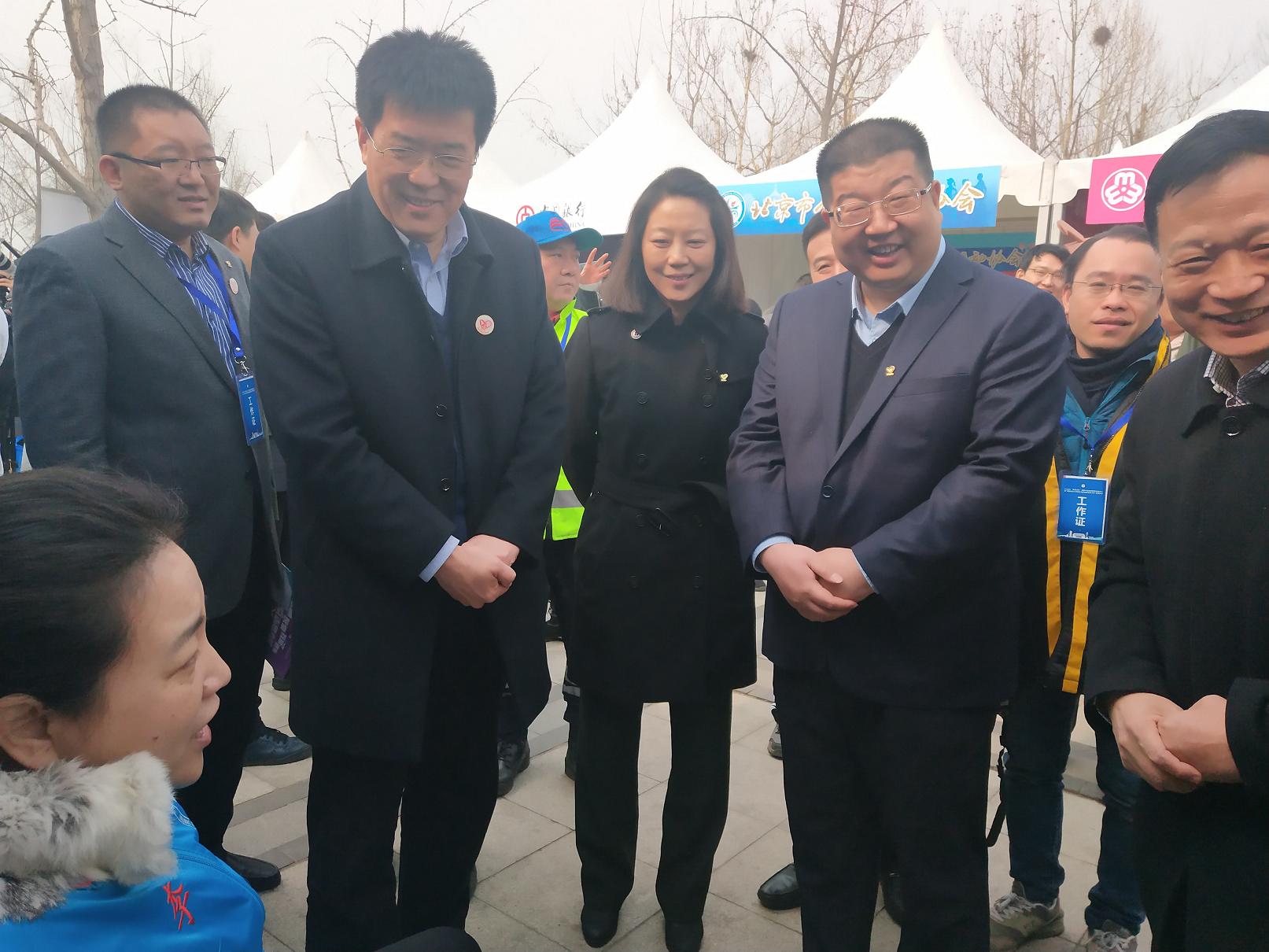 图为领导参观助残展位