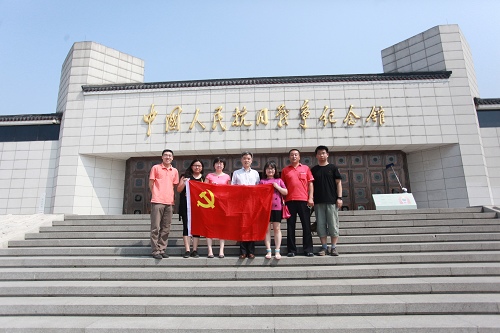 图为募捐中心党支部参观抗日战争纪念馆