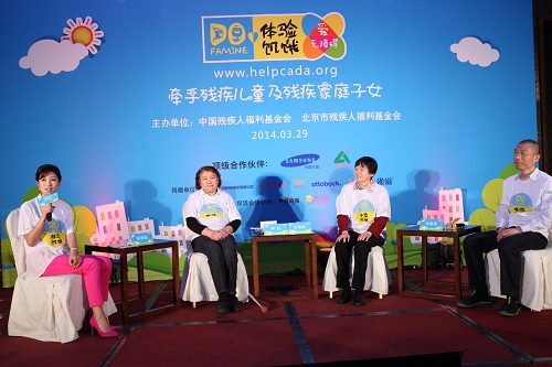 图为：北京电视台著名节目主持人徐春妮主持论坛