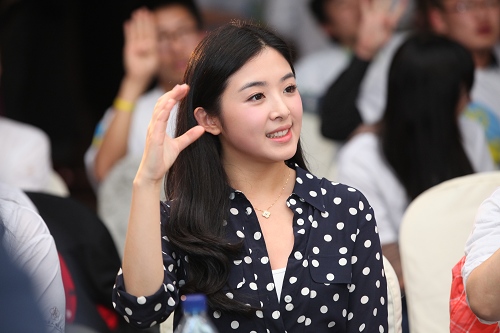 图为：手语推广大使张含韵来到现场学习手语
