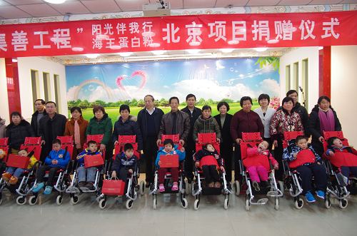 图为领导们与多名孤残儿童留念合影  