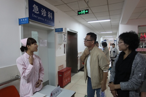 图为聋人与咨询台护士手语交流