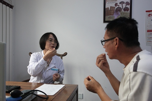 图为聋人与医生交流