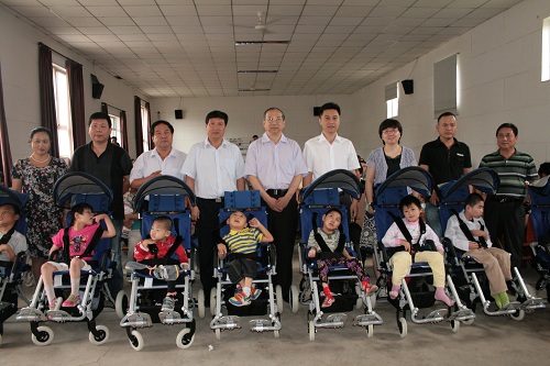 图片为参加仪式领导与孤残儿童代表合影