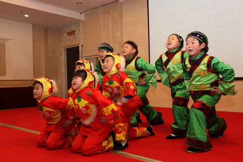 图片为：龙在天皮影艺术团正在表演舞蹈