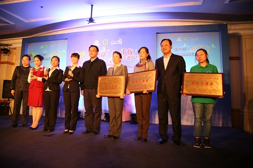 图片为：吴学文副理事长为获得三等奖选手颁奖