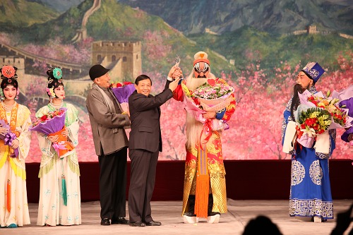 图片为：市残联党组书记、副理事长马大军向连奕名颁发“助残爱心大使”奖杯