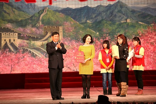 图片为：市残疾人福利基金会梁田理事长向爱心人士杨若兮女士颁发荣誉证书