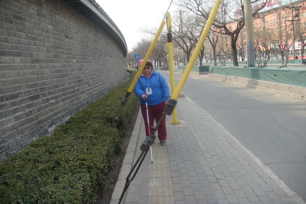 图为东城区残联无障碍监督员在体验