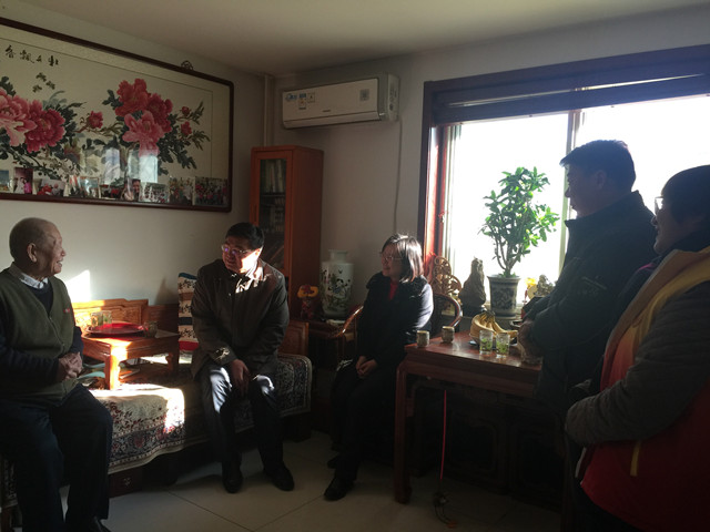 图为慰问现场