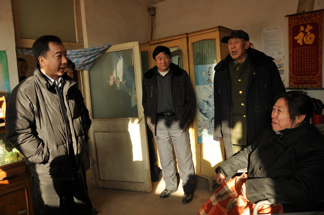 图为：张晓峰副区长与残疾人亲切交谈