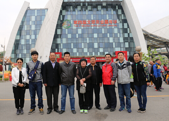 图为参观人员合影