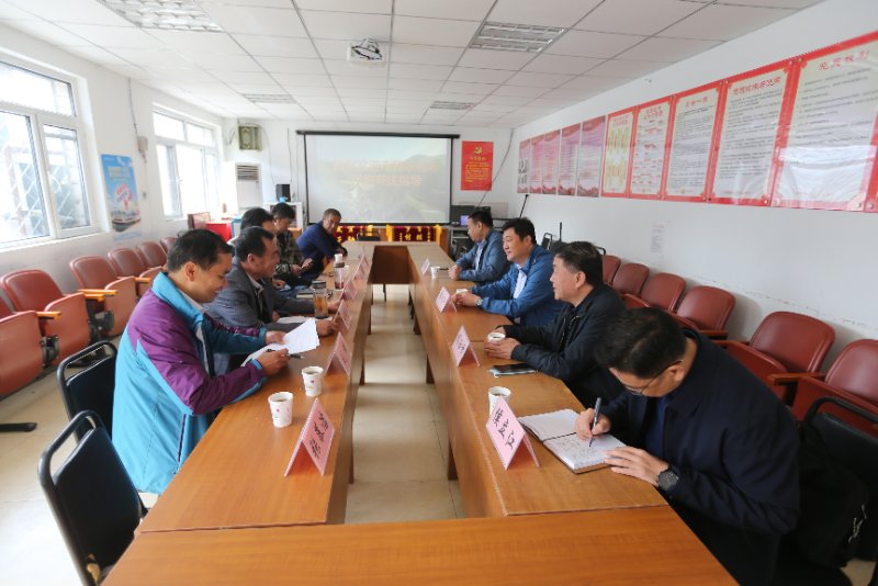 图为座谈会现场