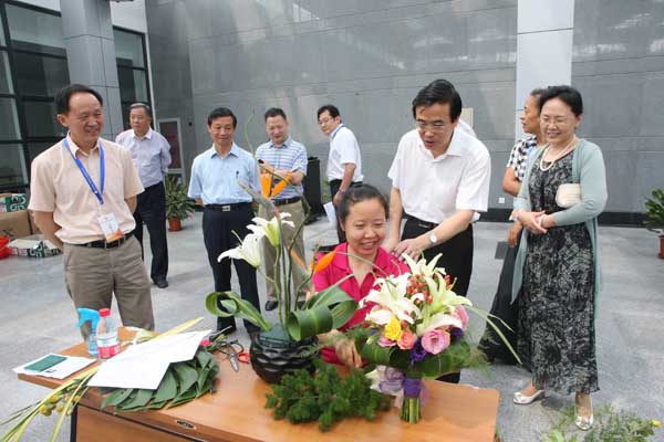 图为中国残联、北京市残联领导在竞赛现场观摩指导