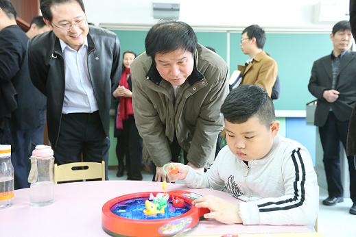 图为市政府马林副秘书长与学生亲切交流