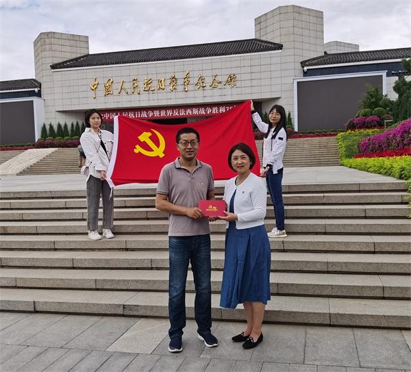 图为社服中心党支部为党员过政治生日
