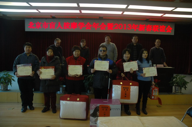 图为2012年学会论文评选获奖会员
