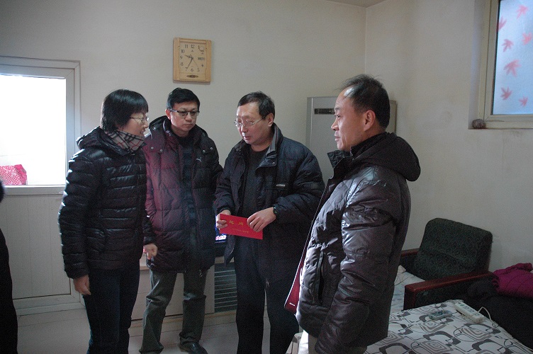 图为慰问现场
