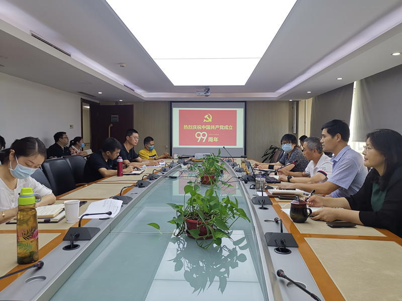 社就中心党支部书记顾锦荣同志为全体人员上党课