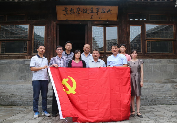 图为参观八路军冀热察挺进军司令部旧址
