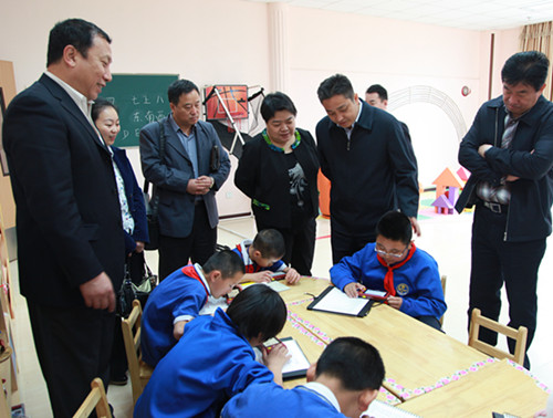 图片为：盲校的孩子正在用电子助视器阅读