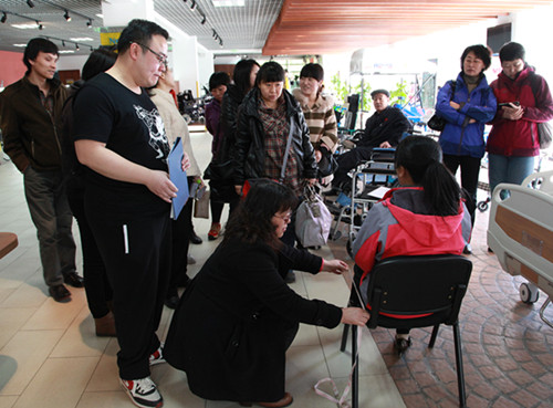 图片为：学员们参加实操考试