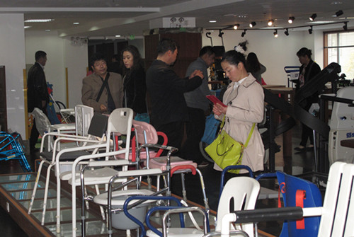 图为：外省市考察团到市辅具中心参观考察