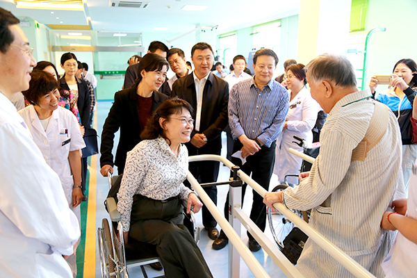 张海迪主席向正在进行康复训练的残疾人了解康复效果