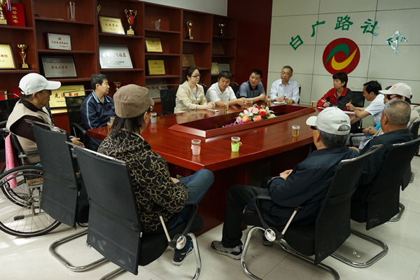 图为中心党员干部与社区工作人员和部分残疾人代表进行座谈