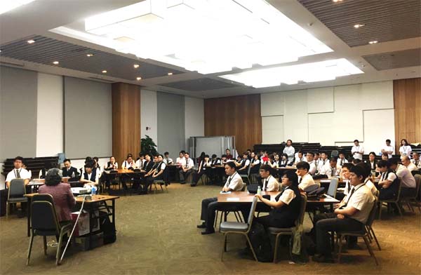 图为林达老师讲授助残礼仪知识