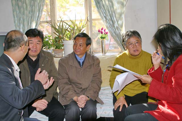 图为市、区残联领导到海淀区入户监测慰问现场
