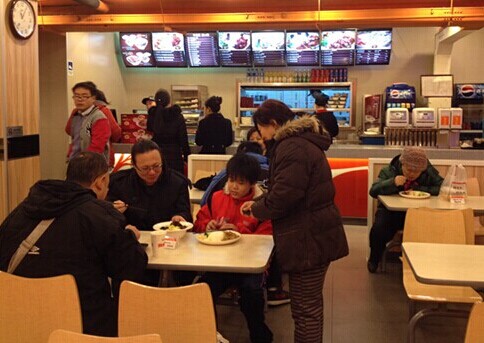 图为残疾人在就餐