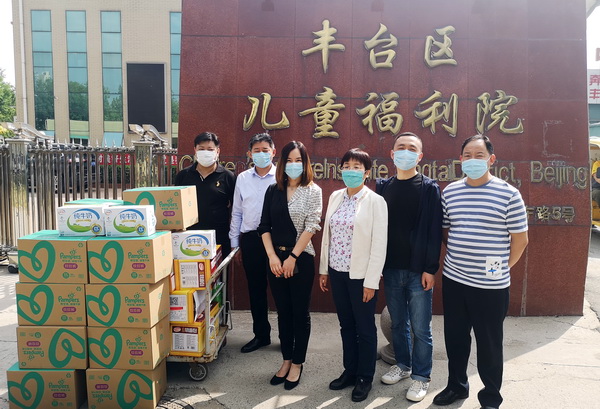 图为儿福院门前合影