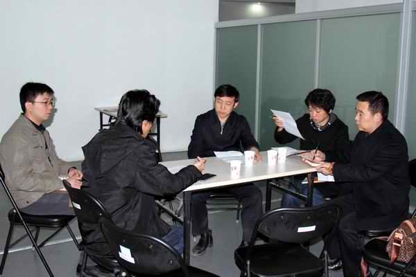 图片为区残联领导听园博园无障碍建设情况介绍