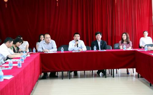 图为座谈现场