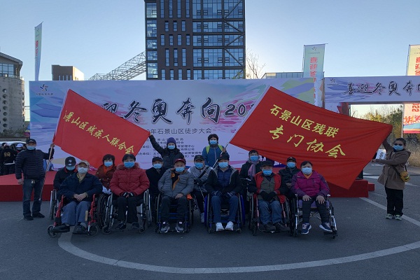 图为参加活动照片