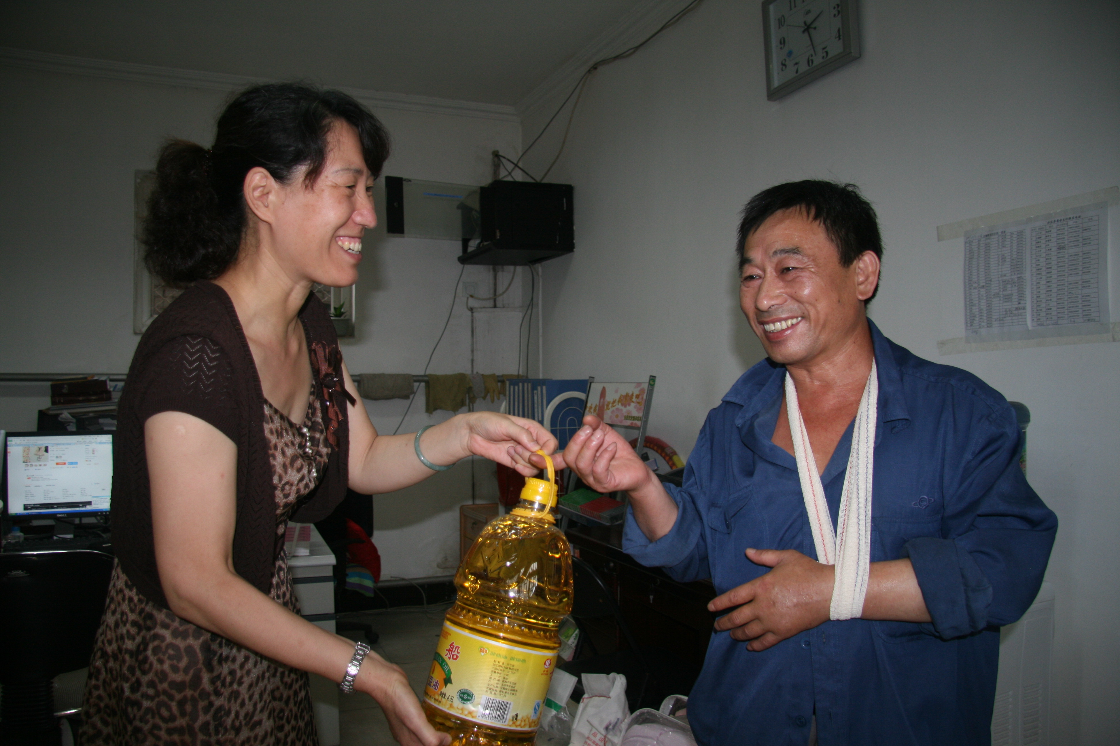 区残联副理更好长张洪燕将慰问品送到受灾的残疾人手中