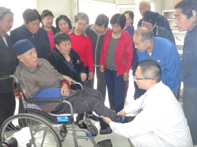 图为医生在现场示范指导 