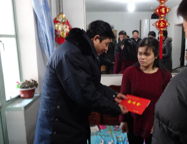 图为慰问现场