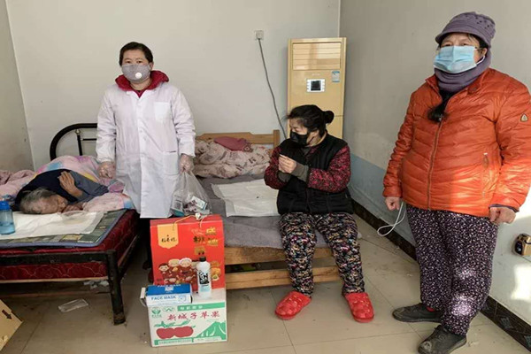 图为温馨家园为困难残疾人家庭送物资