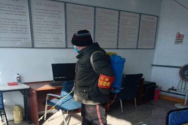 图为温馨家园内场所进行卫生消毒