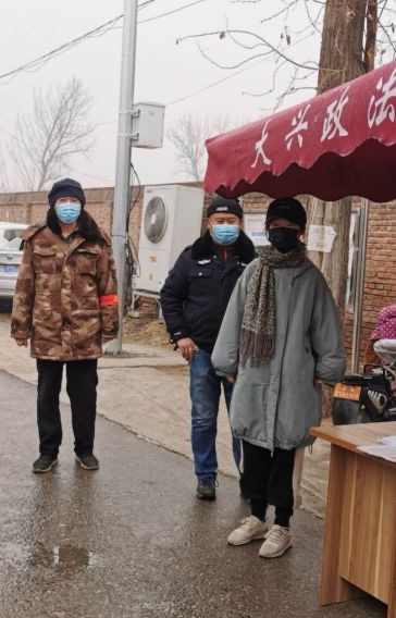 李昭与村民在村口值守