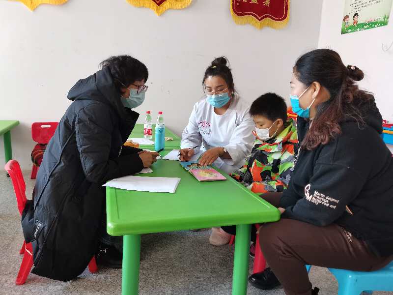 图为对通辽市奈曼旗博爱儿童康复中心孤独症儿童进行康复指导