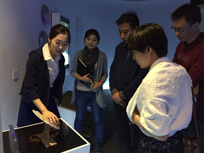 图为参观科技成果展厅现场